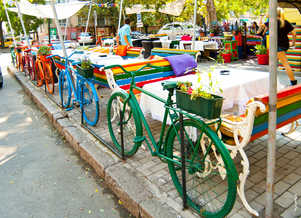 Кафе «Гоголь-Моголь» в Одессе окружают большие цветные велосипеды