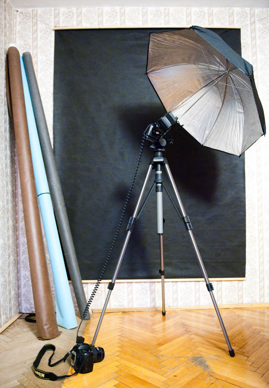 Полимерный фон из нетканого полотна, вспышка с зонтом на штативе — вот и весь комплект для фотосъемки с одним источником света