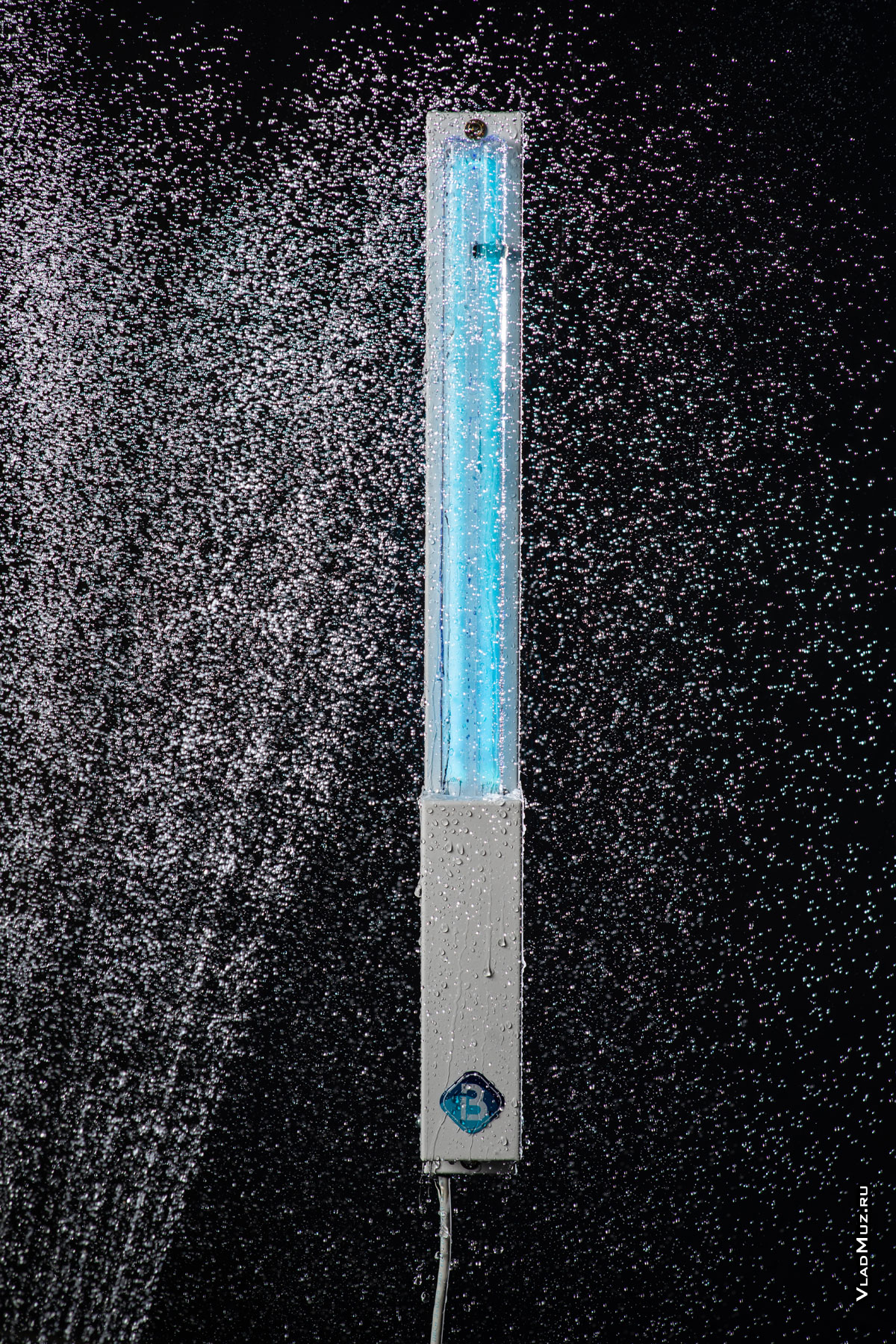 Фото бактерицидного УФ-облучателя Bact Ray на черном фоне и фонтана из брызг воды