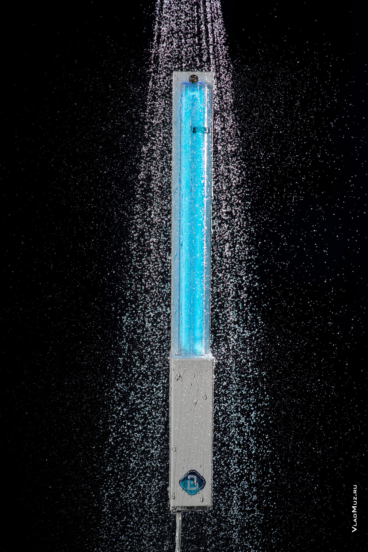 Фото бактерицидного УФ-облучателя Bact Ray на черном фоне под брызгами воды