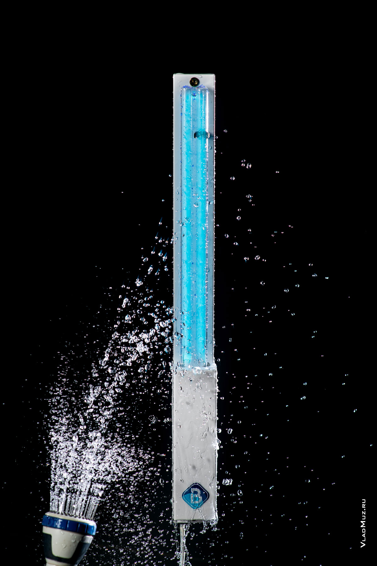 Фото бактерицидного УФ-облучателя Bact Ray с брызгами воды из распылителя-разбрызгивателя