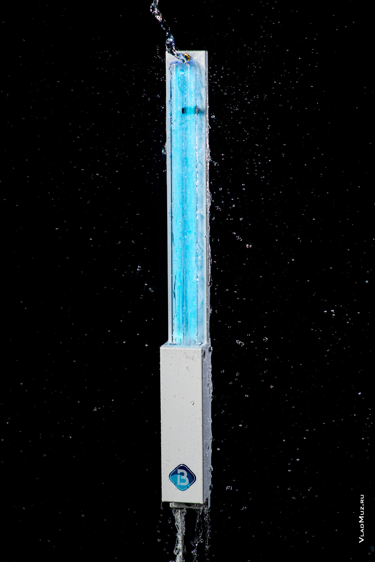 Фото УФ-облучателя Bact Ray в аквастудии под струей воды, на черном фоне