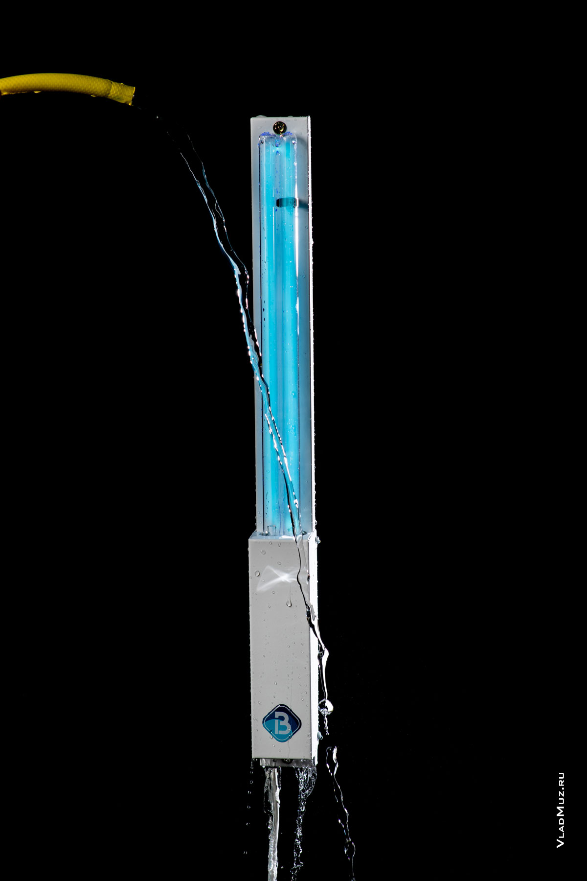 Фото бактерицидного УФ-облучателя Bact Ray и струи воды из шланга