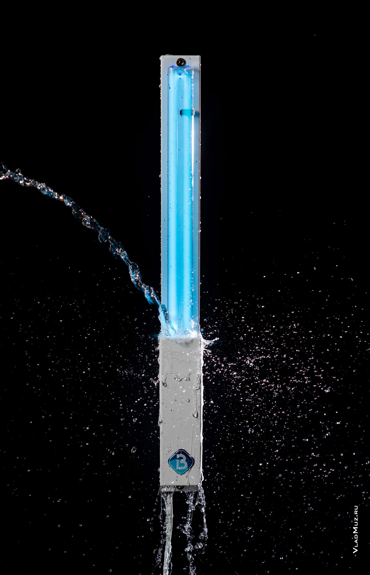 Фото летящей струи воды в бактерицидный УФ-облучатель Bact Ray и летящих брызг от него