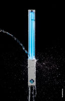 Фото летящей струи воды в бактерицидный УФ-облучатель Bact Ray и летящих брызг от него