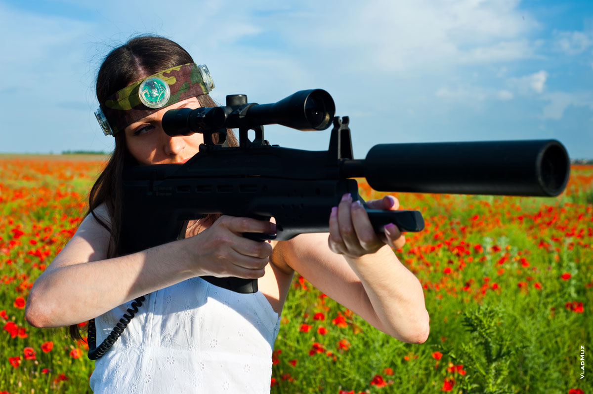 Фото девушки с лазертаг-винтовкой
