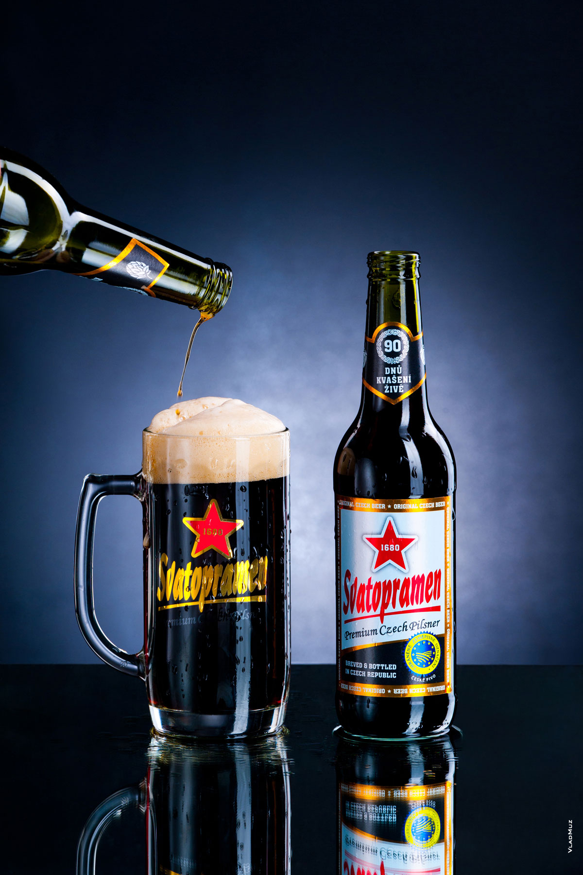 Фото пива Святопрамен: в конце розлива на темном бокале получается светло-бежевая шапка