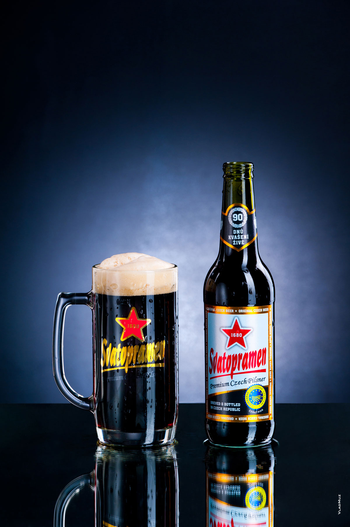 Рекламная фотография темного пива «Святопрамен»: кружка с пивом и бутылка