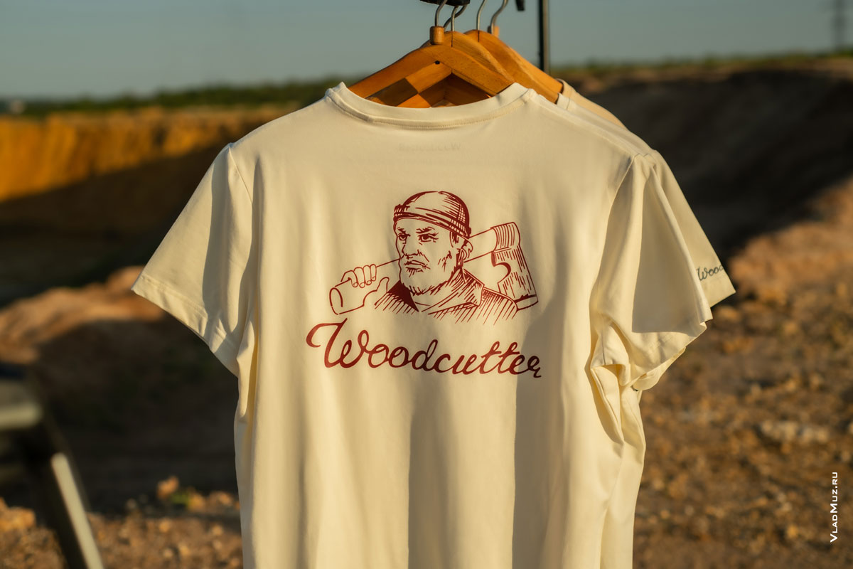 Фото светло-бежевых футболок с логотипом Woodcutter на фоне карьера