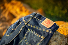 Фото патча с логотипом Woodcutter на поясе джинсовых шорт