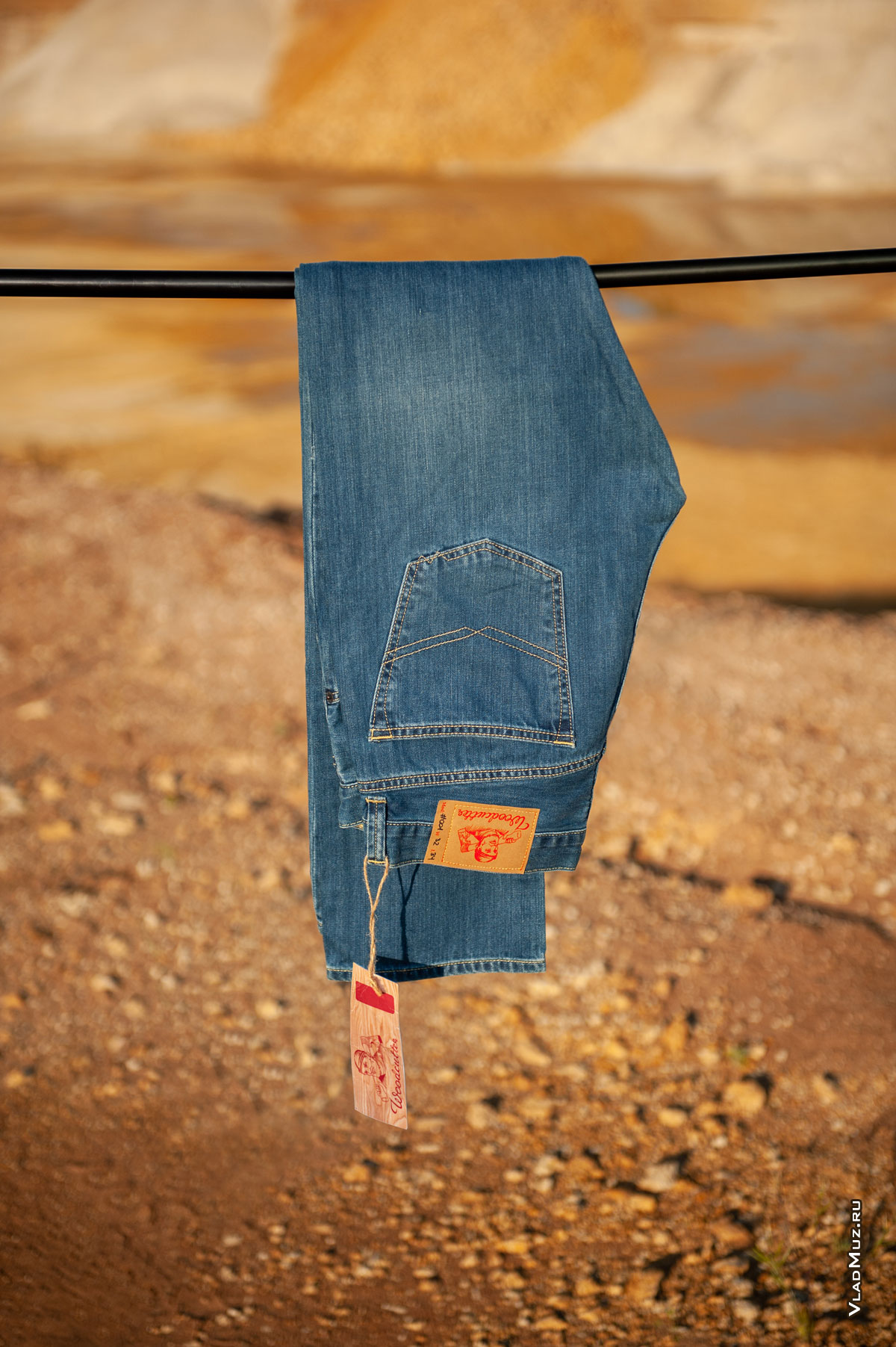 Фото синих джинсов Woodcutter на ярком фоне карьера