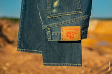 Фото патча на поясе с логотипом Woodcutter на джинсах крупным планом