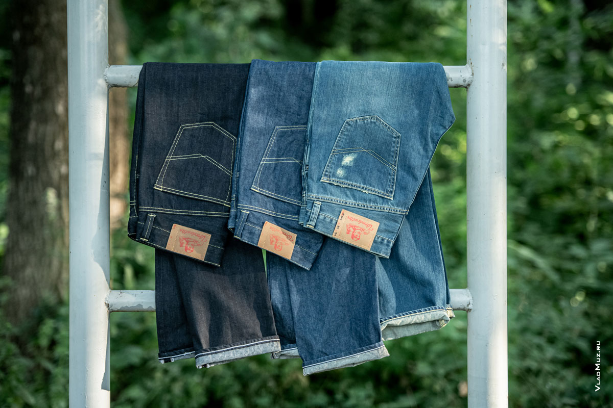 Фото 3-х джинсовых брюк Woodcutter, висящих на железной лестнице в парке