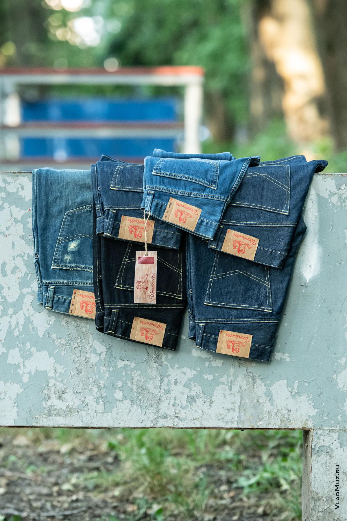 Фото выкладки из 6-ти джинсов на барьере спортивного городка в парке
