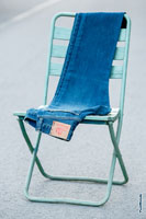 Фото синих джинсов Woodcutter, лежащих на стуле