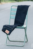 Фото темно-синих джинсов Woodcutter, лежащих на стуле