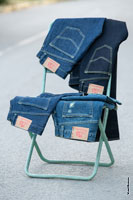 Фото мужских джинсов Woodcutter, разложенных на стуле