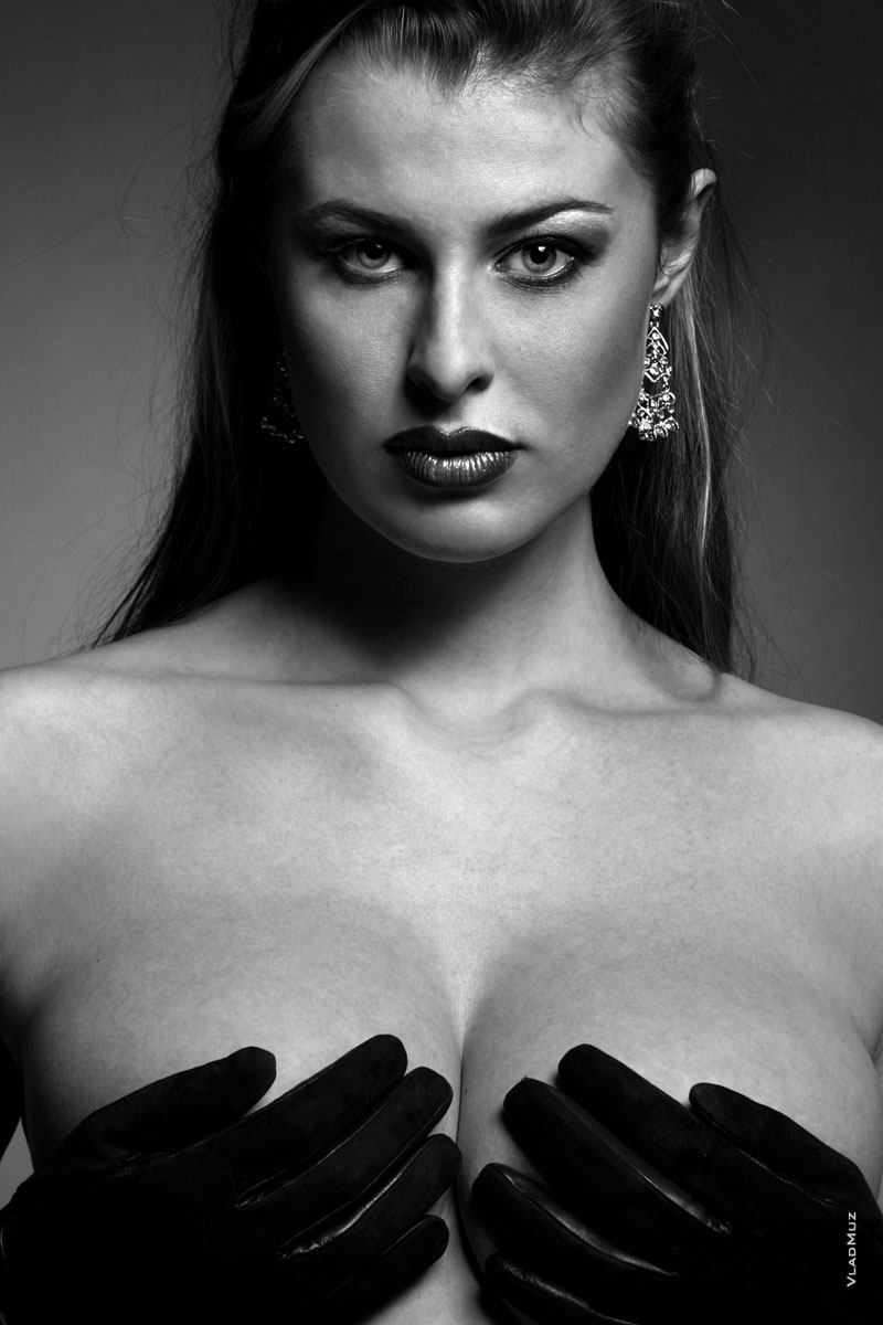 Черно-белый эротический фото портрет девушки