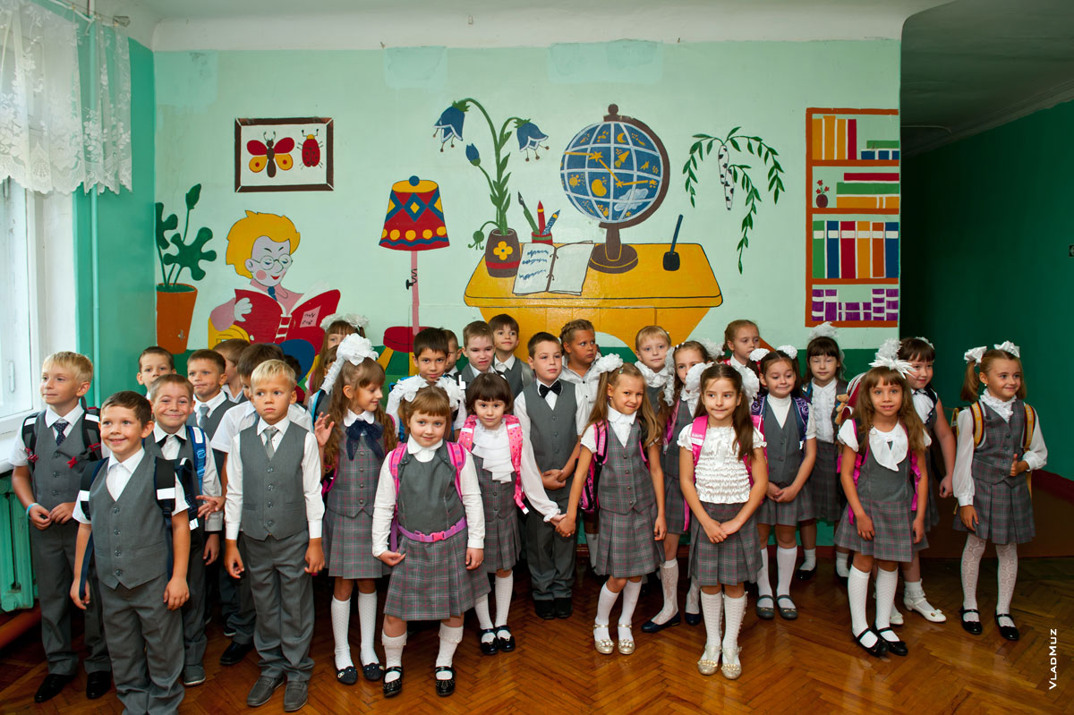 Фото первоклассников в коридоре 31 школы после 1-го урока в «День знаний»
