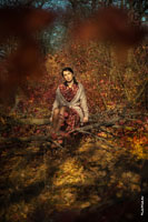 Фото девушки в осеннем лесу