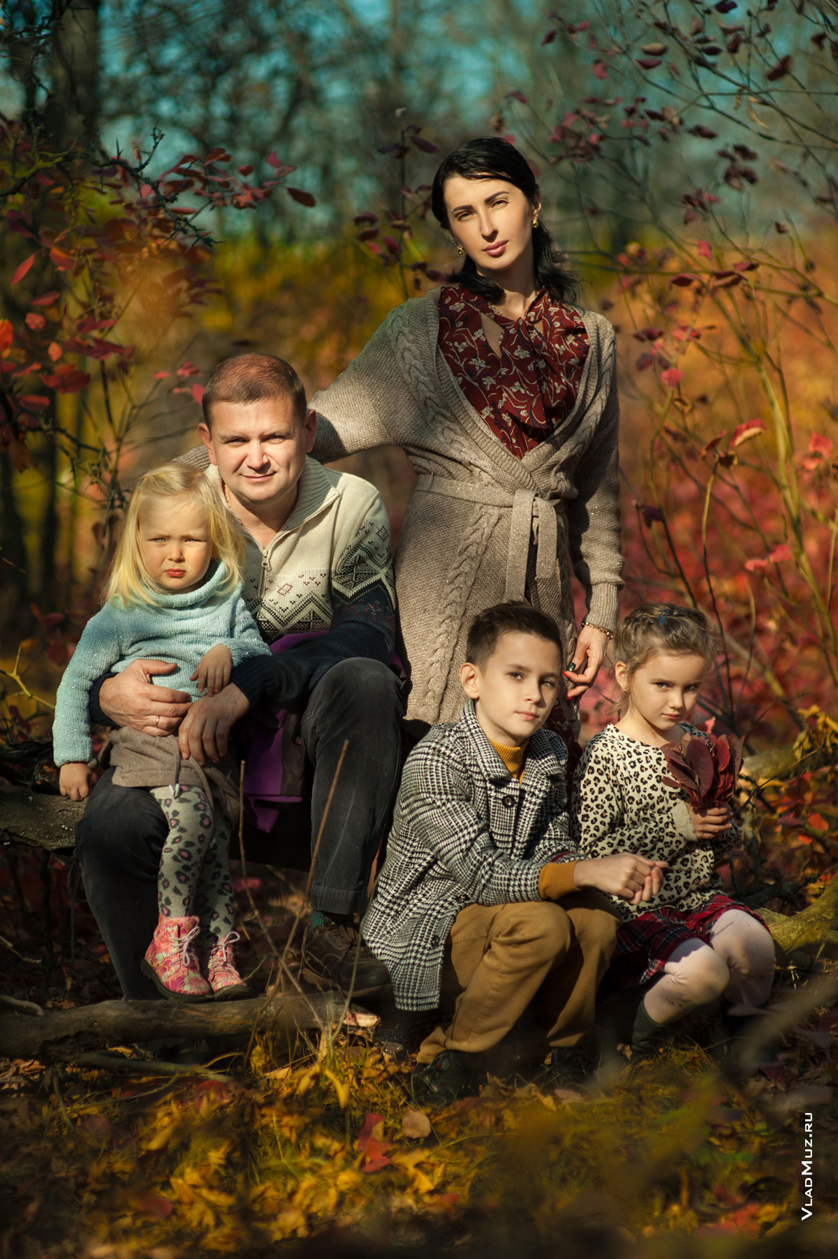 Осенний фотопортрет семьи из 5-ти человек: фото родителей, мальчика и 2-х девочек