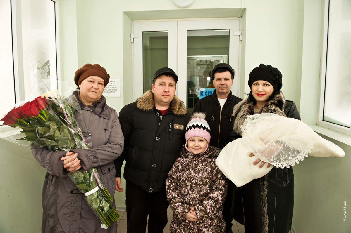 Фото всей семьи у входа в роддом в Новочеркасске