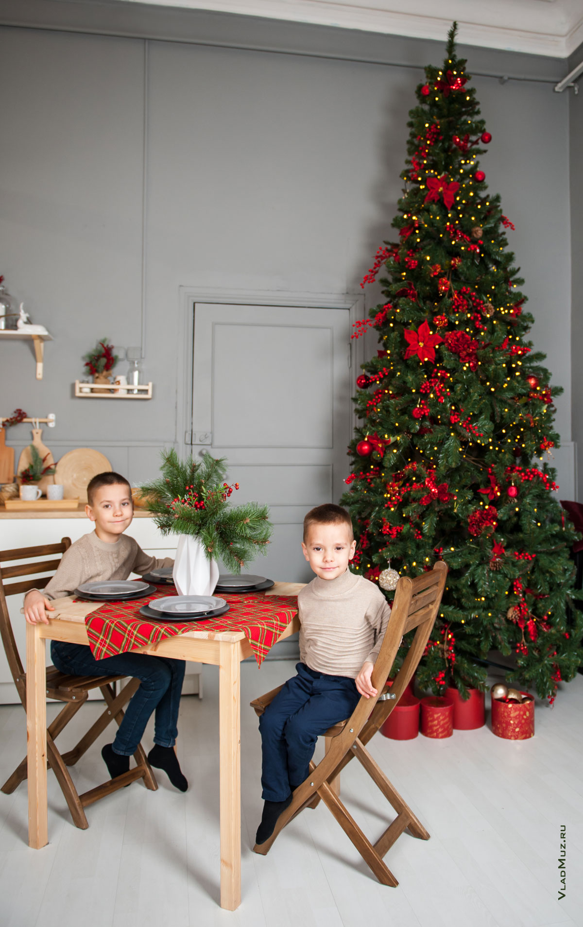 Фото детей за столом у новогодней елки