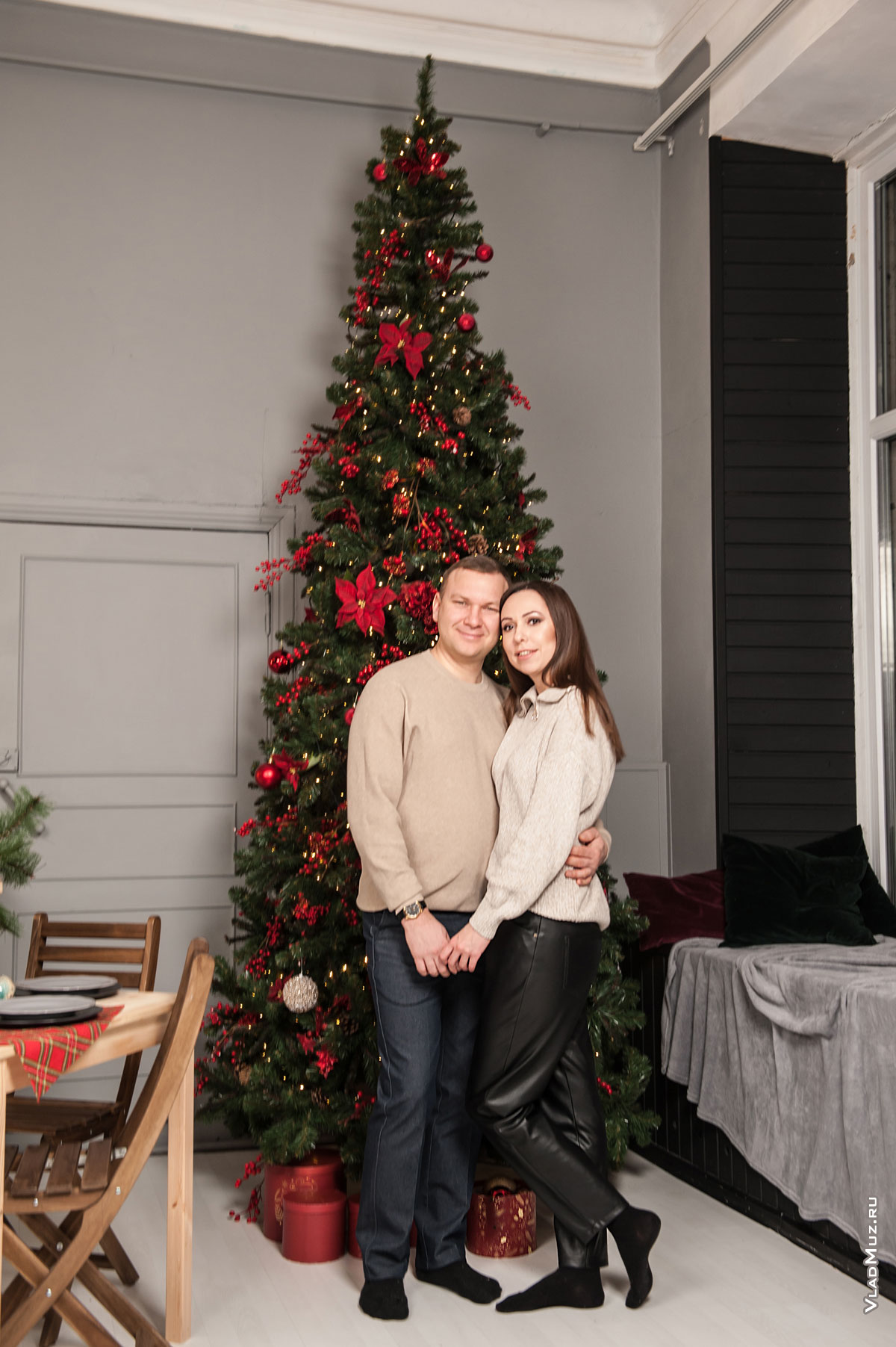 Фото мужчины с девушкой у новогодней елки