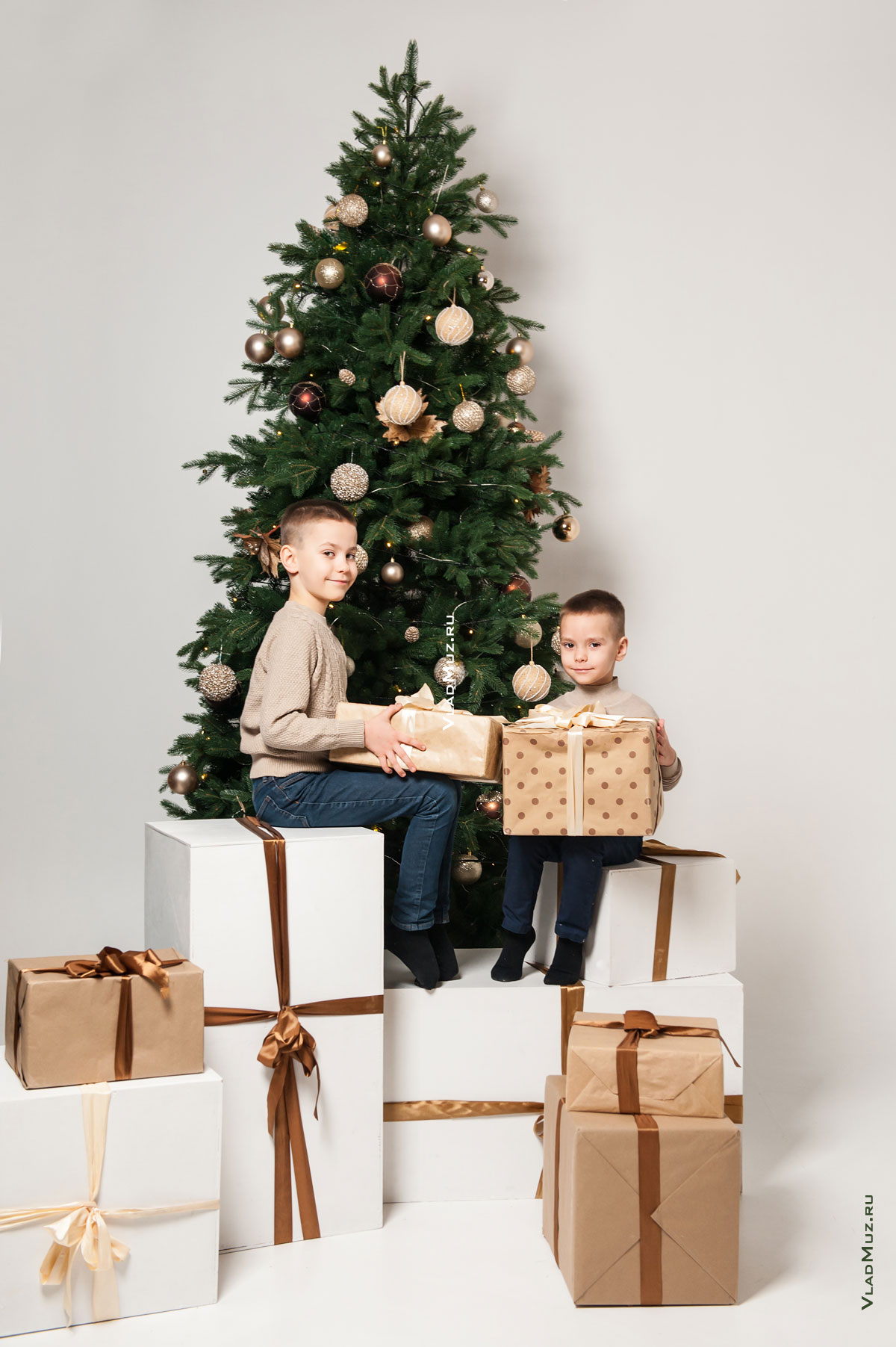 Фото детей с подарками на фоне новогодней елки на белом фоне