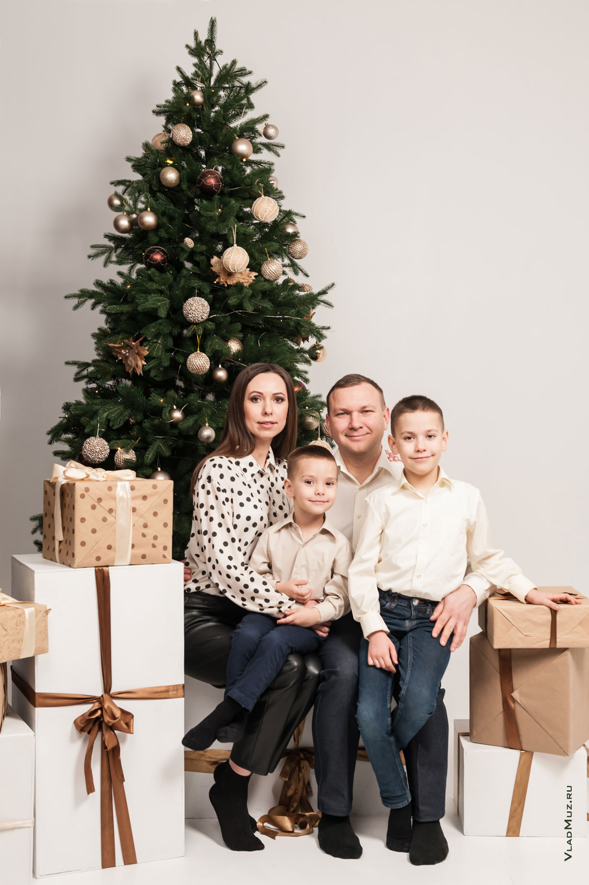 Новогоднее семейное фото с детьми у елки с подарками