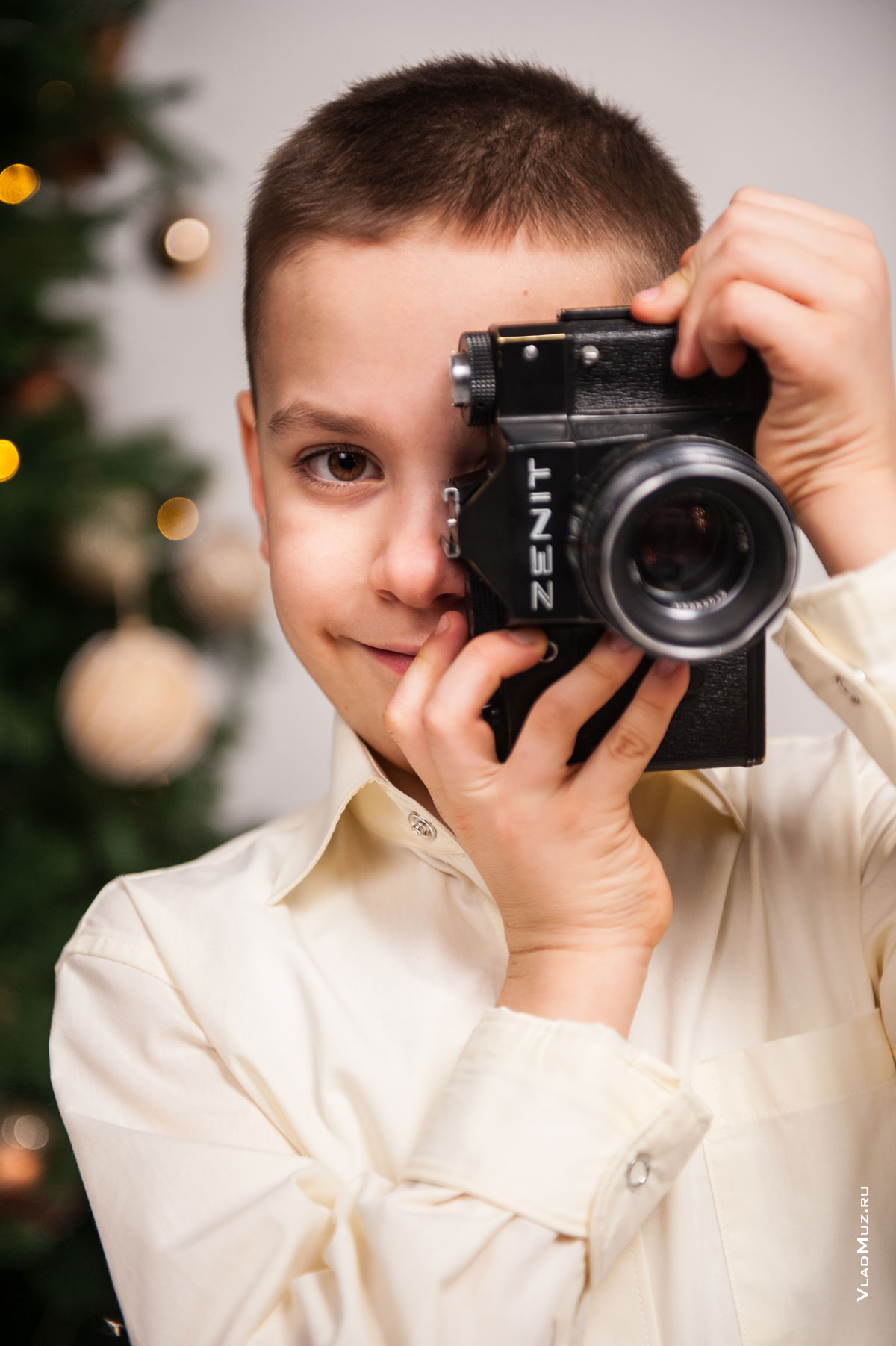 Фото мальчика-фотографа с фотокамерой Zenit