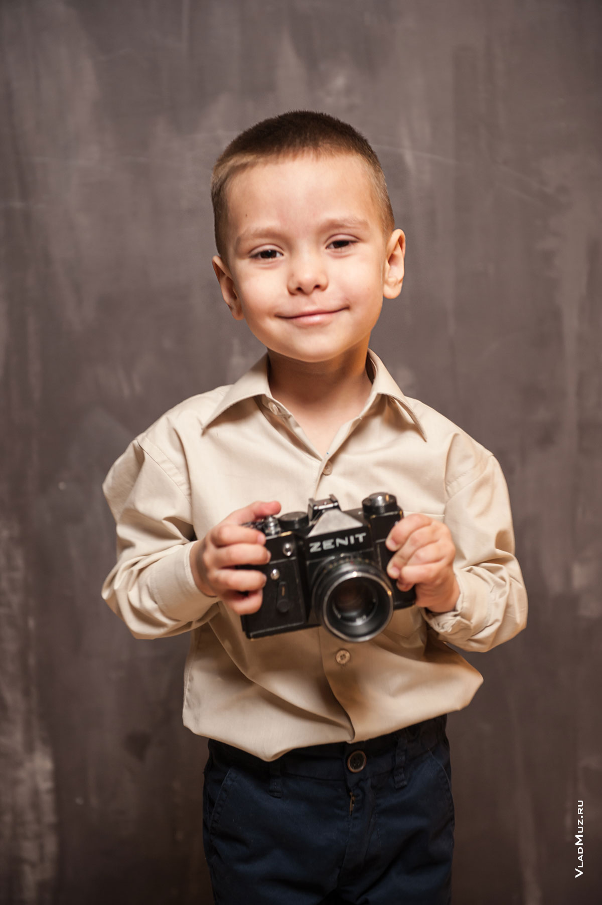 Фото малыша с фотокамерой Zenit в руках