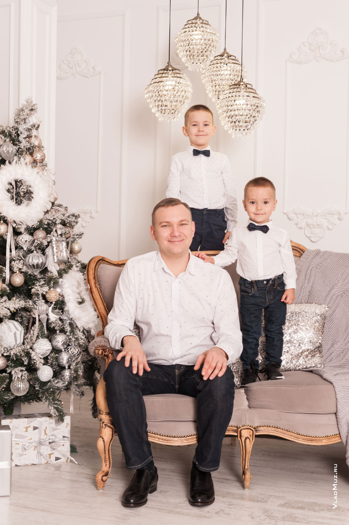 Новогоднее фото папы с 2-мя маленькими детьми в светлой студии