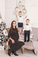 Новогодний семейный фотопортрет с детьми у елки с подарками