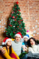 Семейный фотопортрет на фоне наряженной новогодней елки