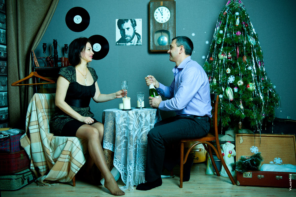 Новогоднее семейное фото в стиле 80-х: шампанское, бокалы и елка