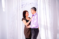 Фото романтической пары на светлом фоне в проеме светлых штор