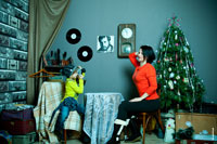 В этой части новогодней фотосессии юный фотограф красиво фотографирует свою маму