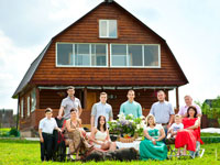 Большой семейный фотопортрет на фоне деревянного загородного дома