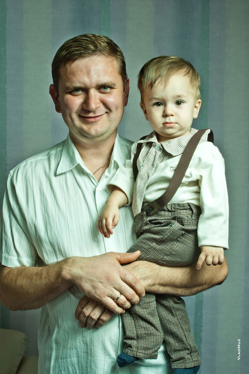 Семейная фотография отца с сыном в духе соцреализма