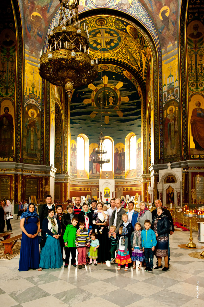 Большой семейный фотопортрет в интерьере Вознесенского Войскового Кафедрального собора г. Новочеркасска