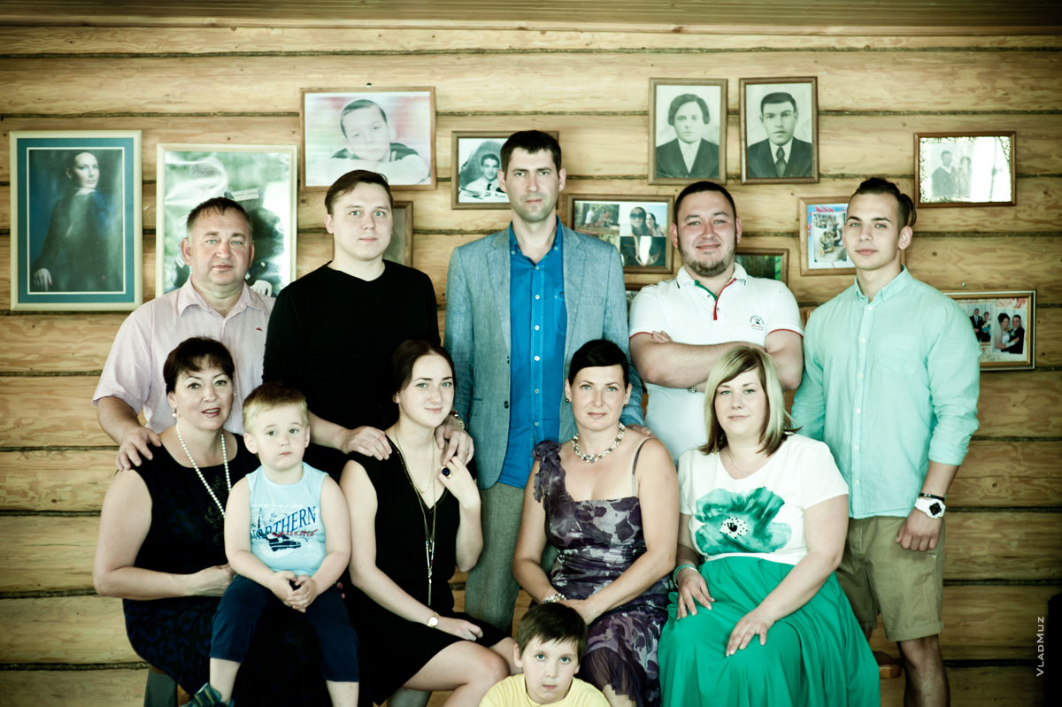 Семейное фото на фоне старинных семейных фотографий