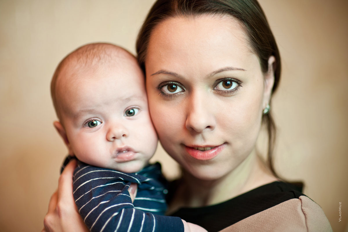 Семейное фото малыша с мамой с избирательной резкостью на глазах