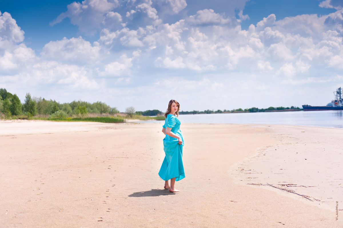 Фото девушки в длинном платье на пустынном песчаном пляже