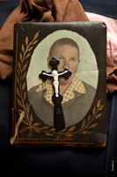 Старое советское фото бабушки и пластмассового креста сверху на фото