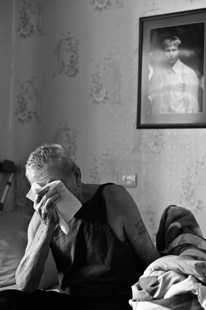 «Отец» / Father: фото пожилого мужчины, закрывающего лицо бумажной салфеткой