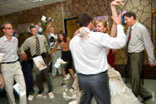 Совместное фото летящих денег и танцев на свадьбе