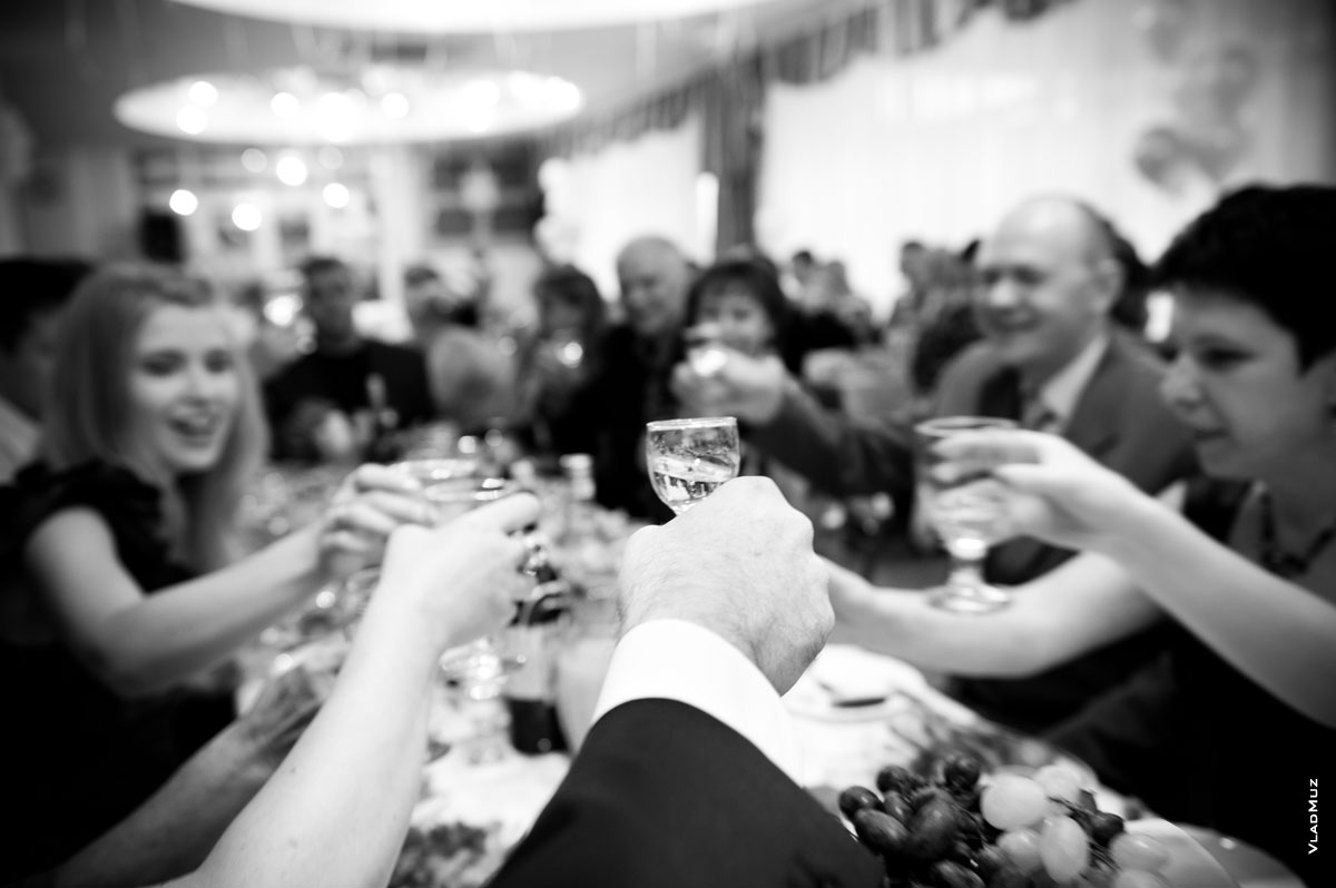 «Только! Рюмка водки на столе!» — творческий взгляд фотографа на торжественное свадебное застолье
