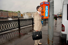 Фото мужчины в Москве на Болотной площади у аппарата экстренной помощи SOS