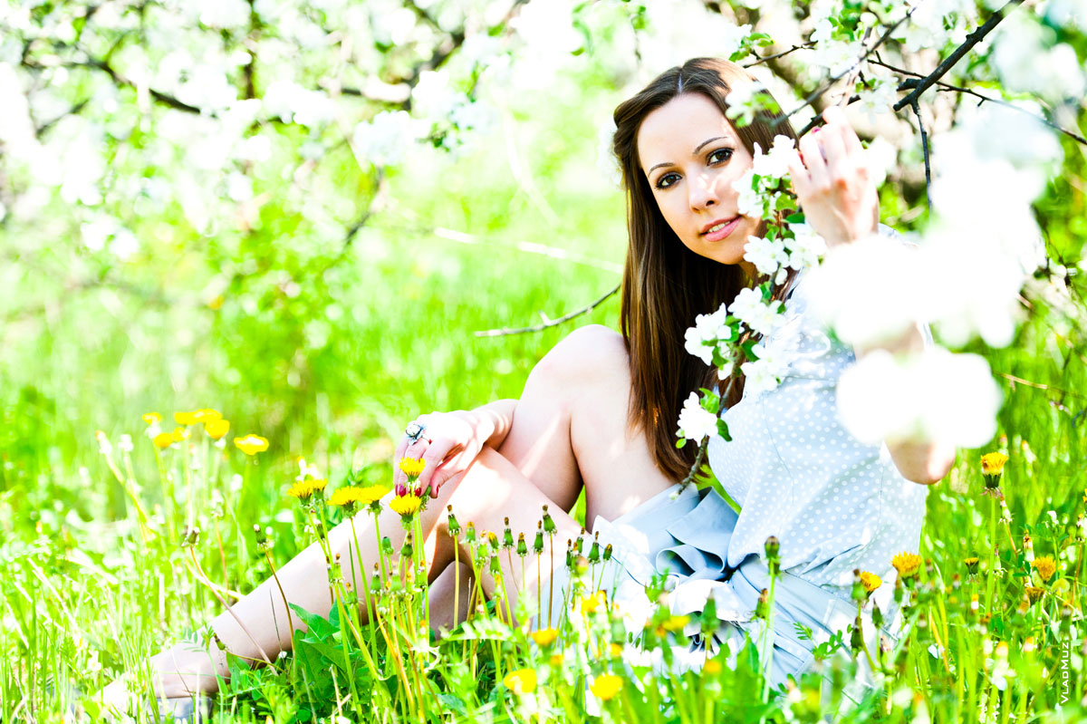Фотография девушки под деревом в весеннем цветущем саду